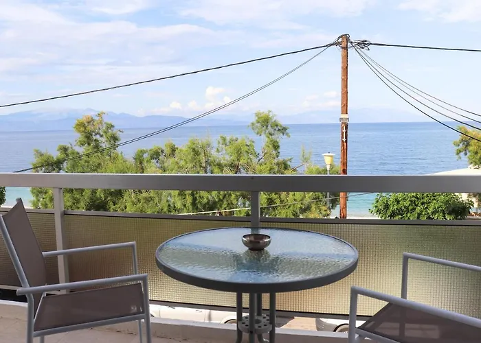 Παραθαλάσσιο Διαμέρισμα Πάνω στον Πεζόδρομο Παραλία Ακράτας